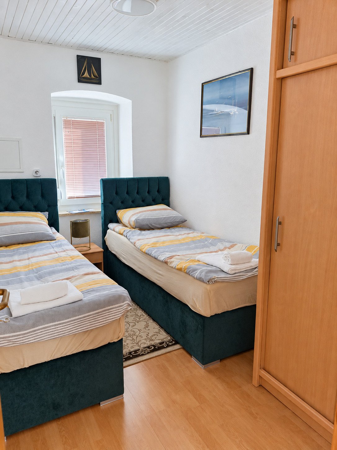 Renoviertes Haus mit zwei Wohnungen, 450 m vom Meer entfernt, Dramalj, Kroatien