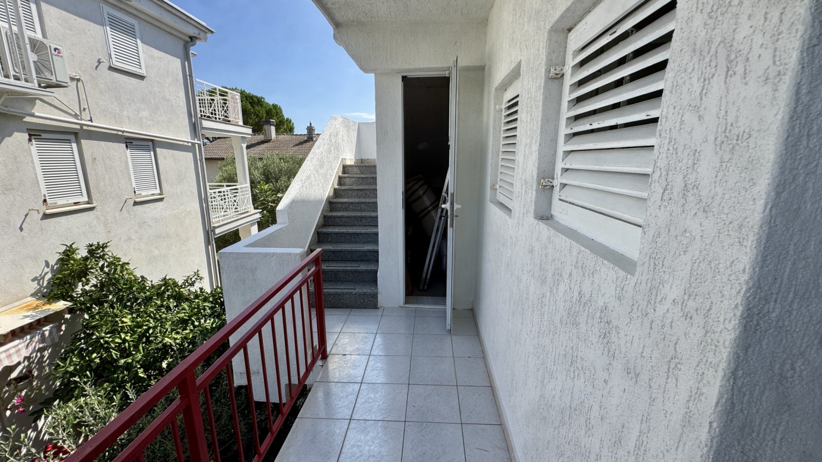 Großzügiges Haus mit drei Apartments, 350 m vom Meer entfernt, Krk, Kroatien