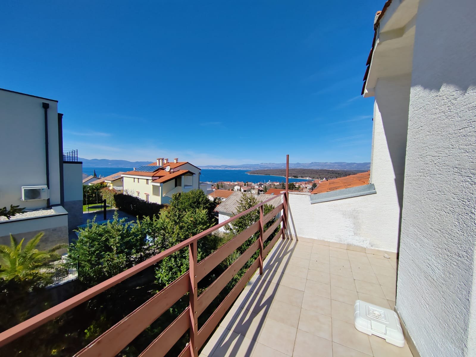 Möbliertes Haus mit Garten und Meerblick, Njivice, Kroatien