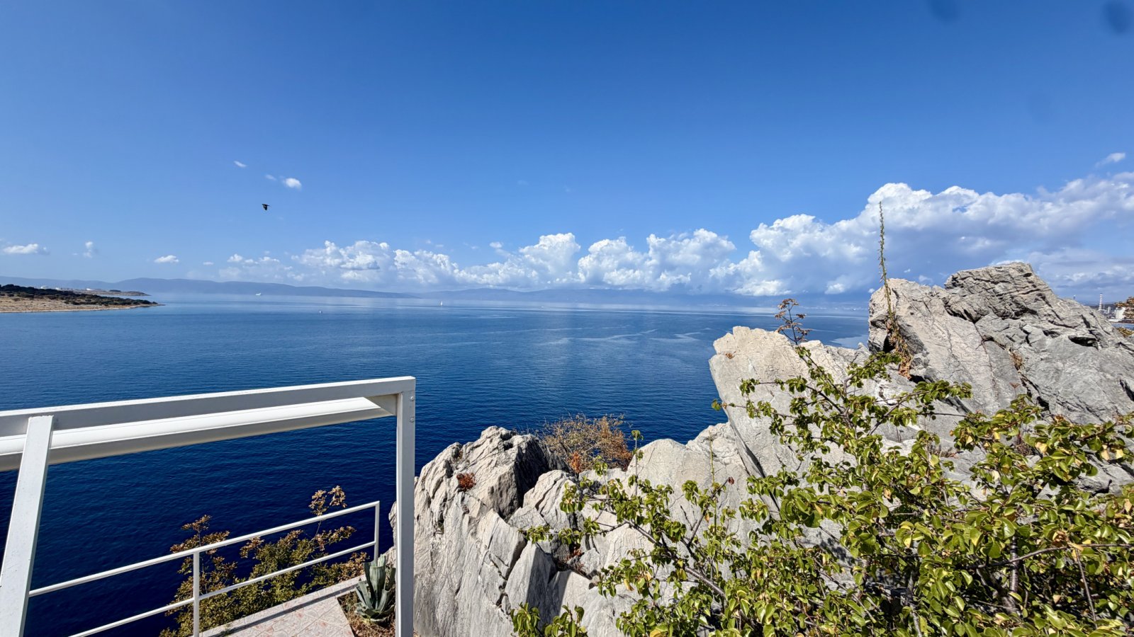 Zwei außergewöhnliche Häuser in erster Reihe zum Meer, Kraljevica, Kroatien