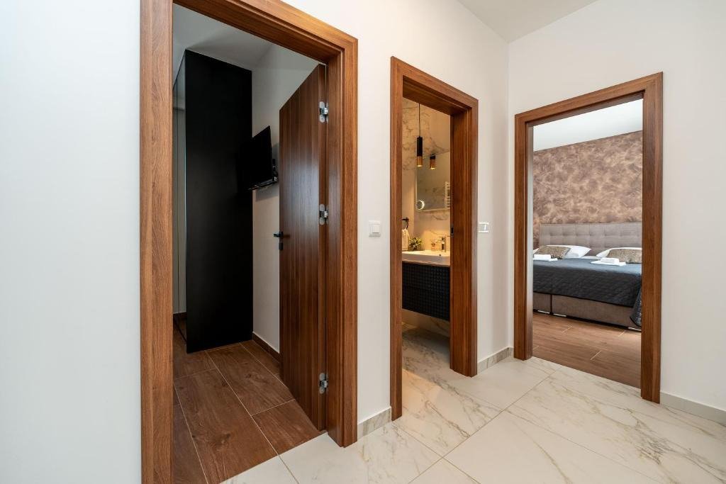 Elegante Villa mit privatem Pool und etablierter Vermietung, Privlaka, Kroatien