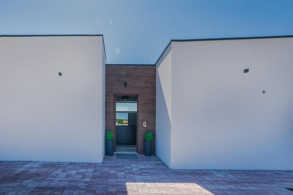 Elegante Villa mit privatem Pool und etablierter Vermietung, Privlaka, Kroatien