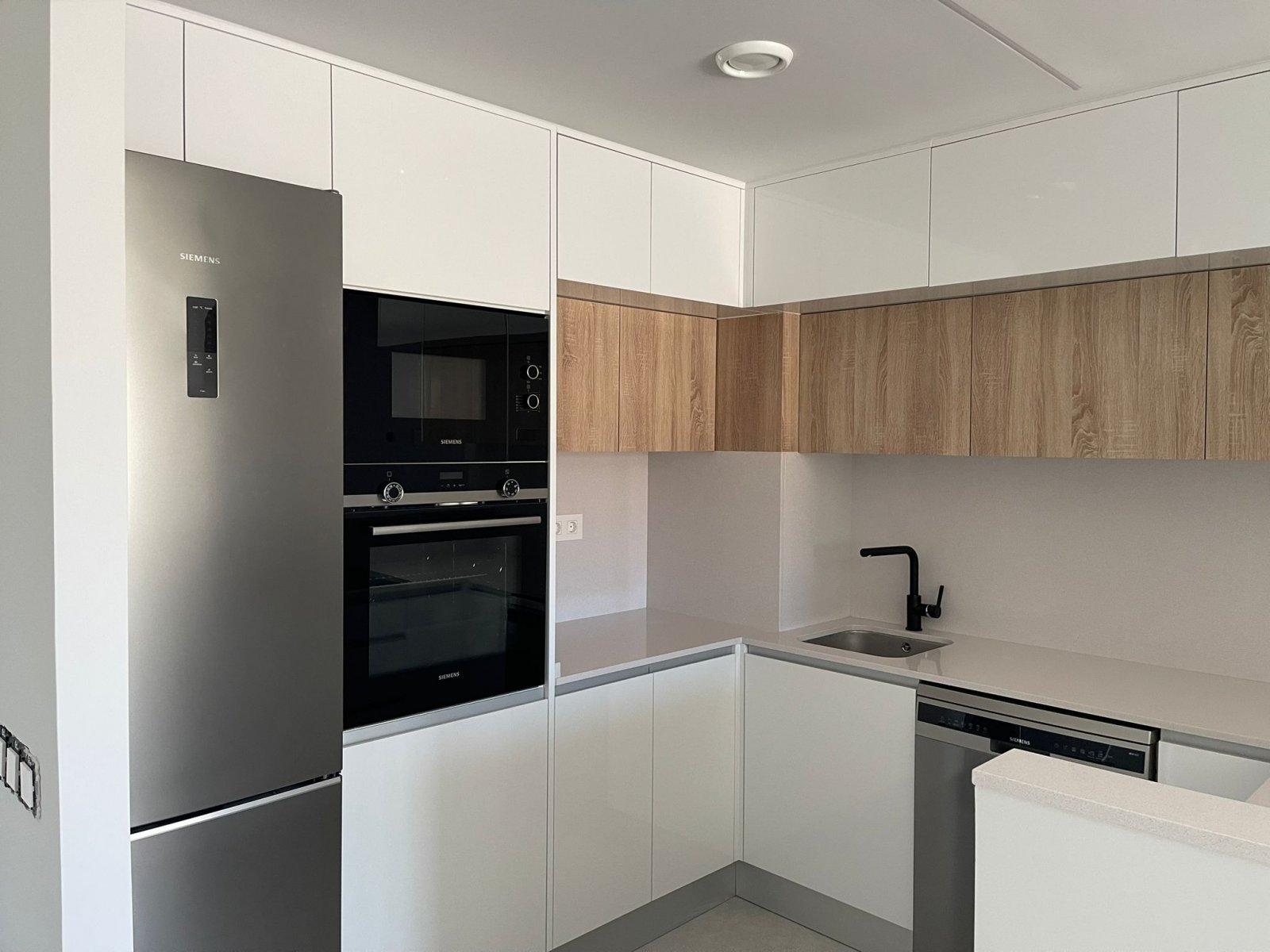 Moderne Ferienwohnung am Meer in Mil Palmeras, eine gute Investition mit Pool und Ruhe abseits der Stadt.