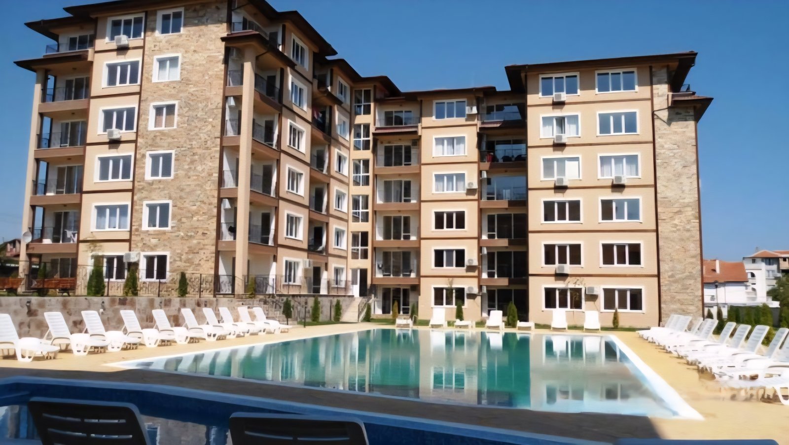 Zweizimmerwohnung mit Poolblick im Komplex Lifestyle in Rawda, Bulgarien