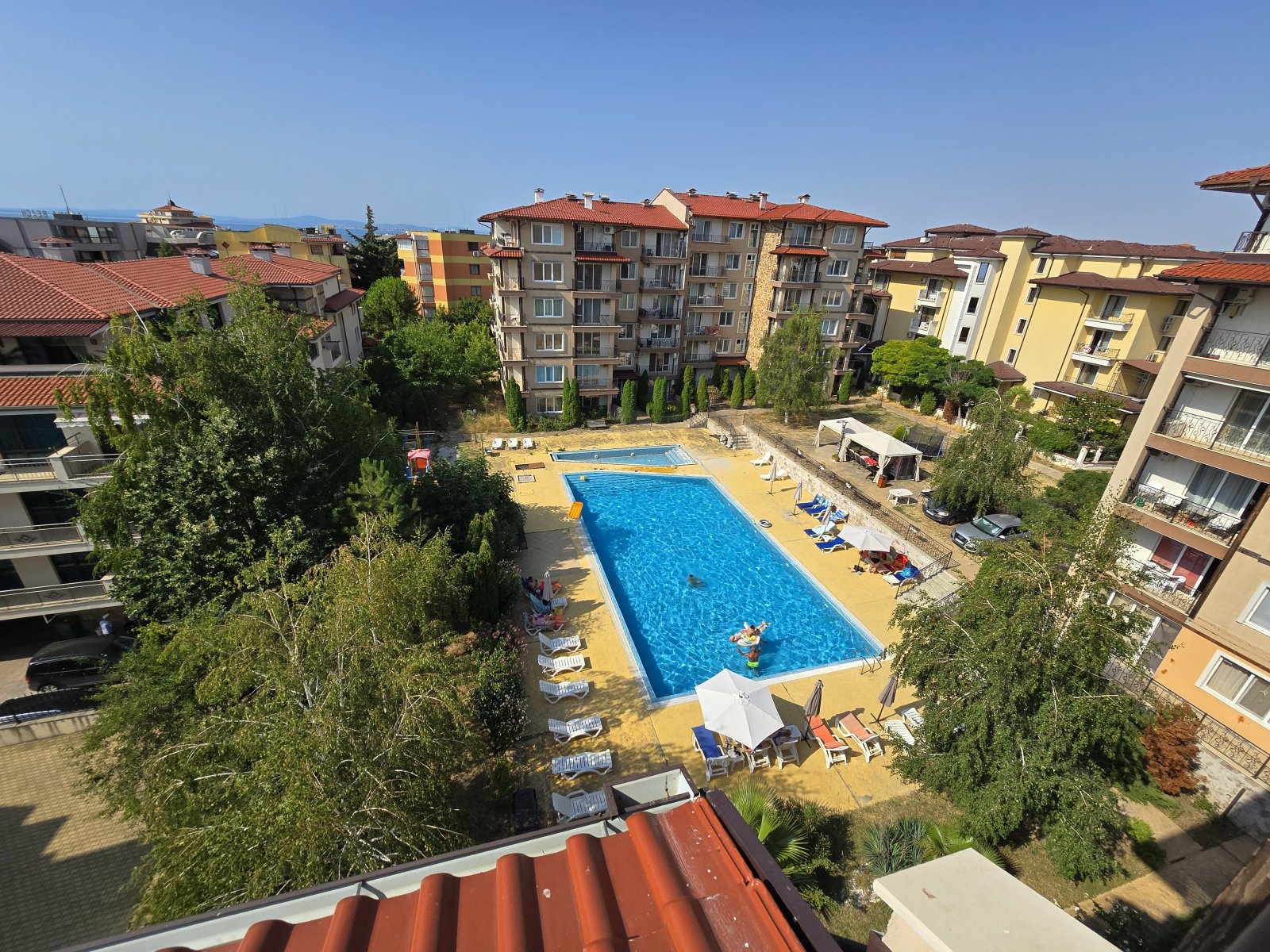 Zweizimmerwohnung mit Poolblick im Komplex Lifestyle in Rawda, Bulgarien