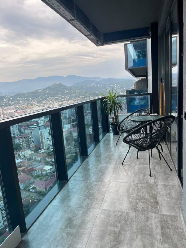Moderne Zwei-Zimmer-Wohnung an der Allee der Helden – Batumi, Georgien – Panoramablick auf Meer, Berge und Stadt
