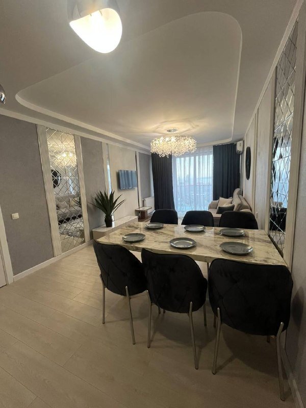 Moderne Zwei-Zimmer-Wohnung an der Allee der Helden – Batumi, Georgien – Panoramablick auf Meer, Berge und Stadt
