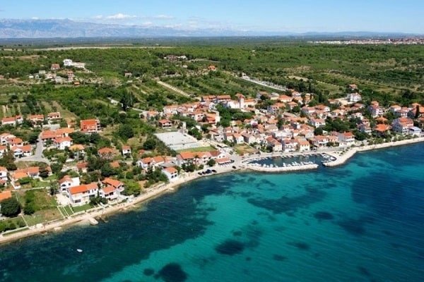 Attraktives Grundstück (750 m²) mit Meerblick, 50 m vom Strand entfernt, Kožino, Kroatien