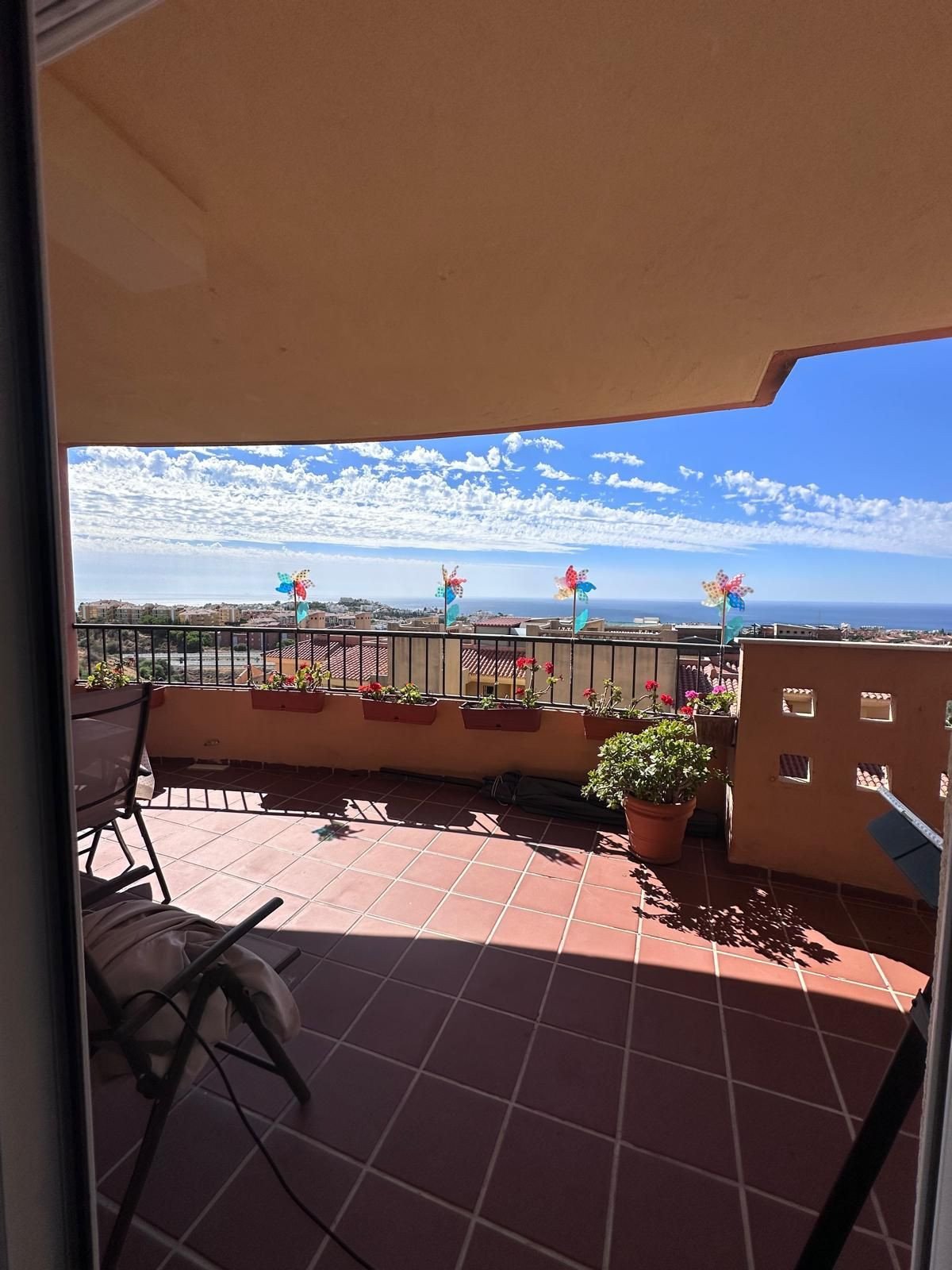 Helle Ferienwohnung mit Meerblick, Terrasse und Pool, Riviera del Sol, Spanien