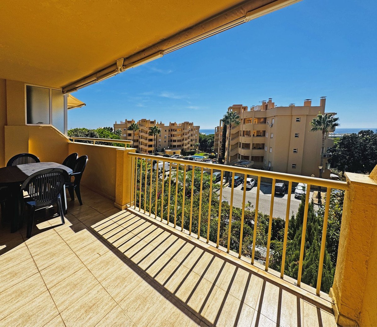 Helle Wohnung mit Meerblick, 21 m² Terrasse und Swimmingpool, Calahonda, Spanien