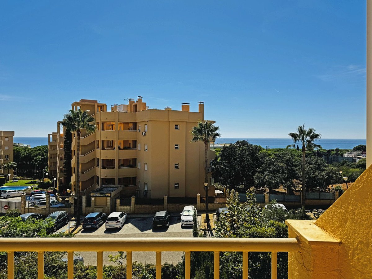 Helle Wohnung mit Meerblick, 21 m² Terrasse und Swimmingpool, Calahonda, Spanien