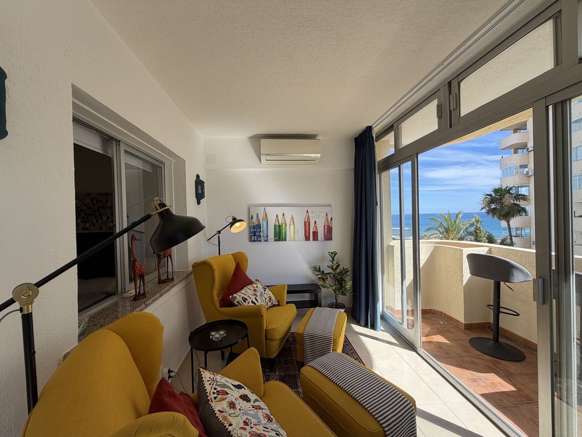 Apartment mit Meer- und Yachthafenblick in der Residenz Puerto Paraíso, Estepona, Spanien