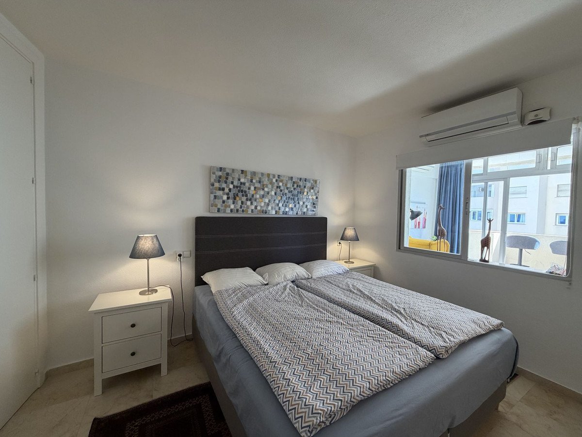 Apartment mit Meer- und Yachthafenblick in der Residenz Puerto Paraíso, Estepona, Spanien