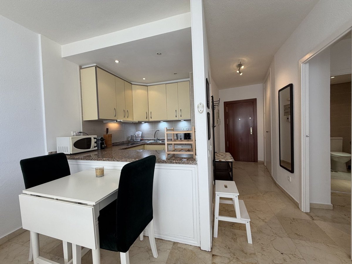 Apartment mit Meer- und Yachthafenblick in der Residenz Puerto Paraíso, Estepona, Spanien