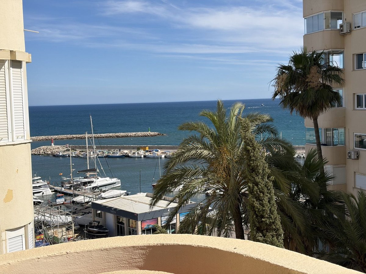 Apartment mit Meer- und Yachthafenblick in der Residenz Puerto Paraíso, Estepona, Spanien