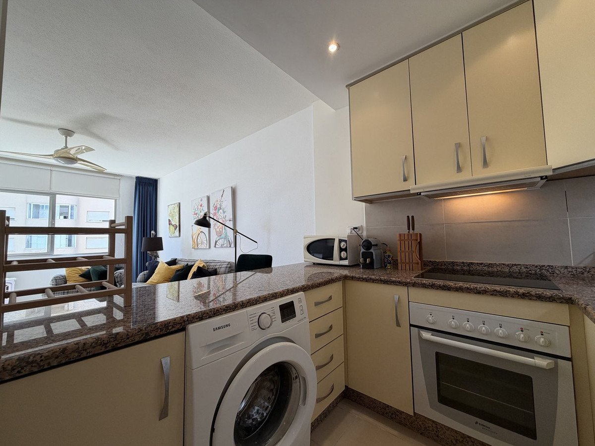 Apartment mit Meer- und Yachthafenblick in der Residenz Puerto Paraíso, Estepona, Spanien