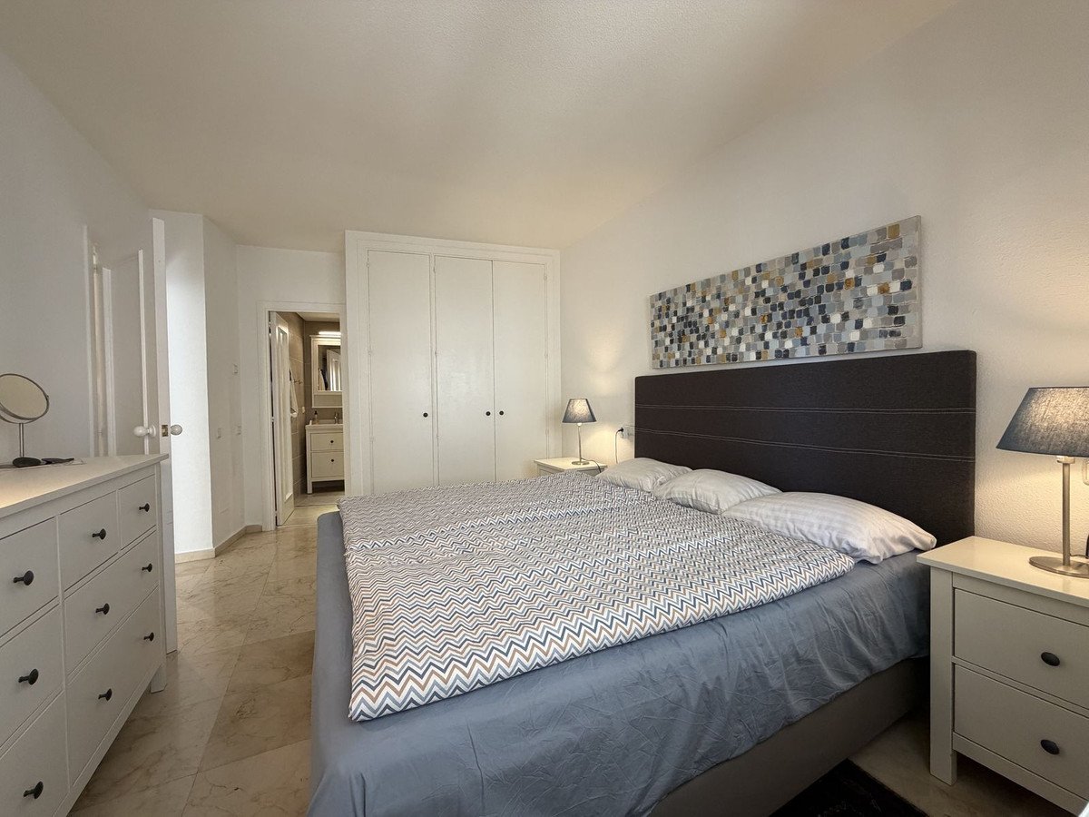 Apartment mit Meer- und Yachthafenblick in der Residenz Puerto Paraíso, Estepona, Spanien