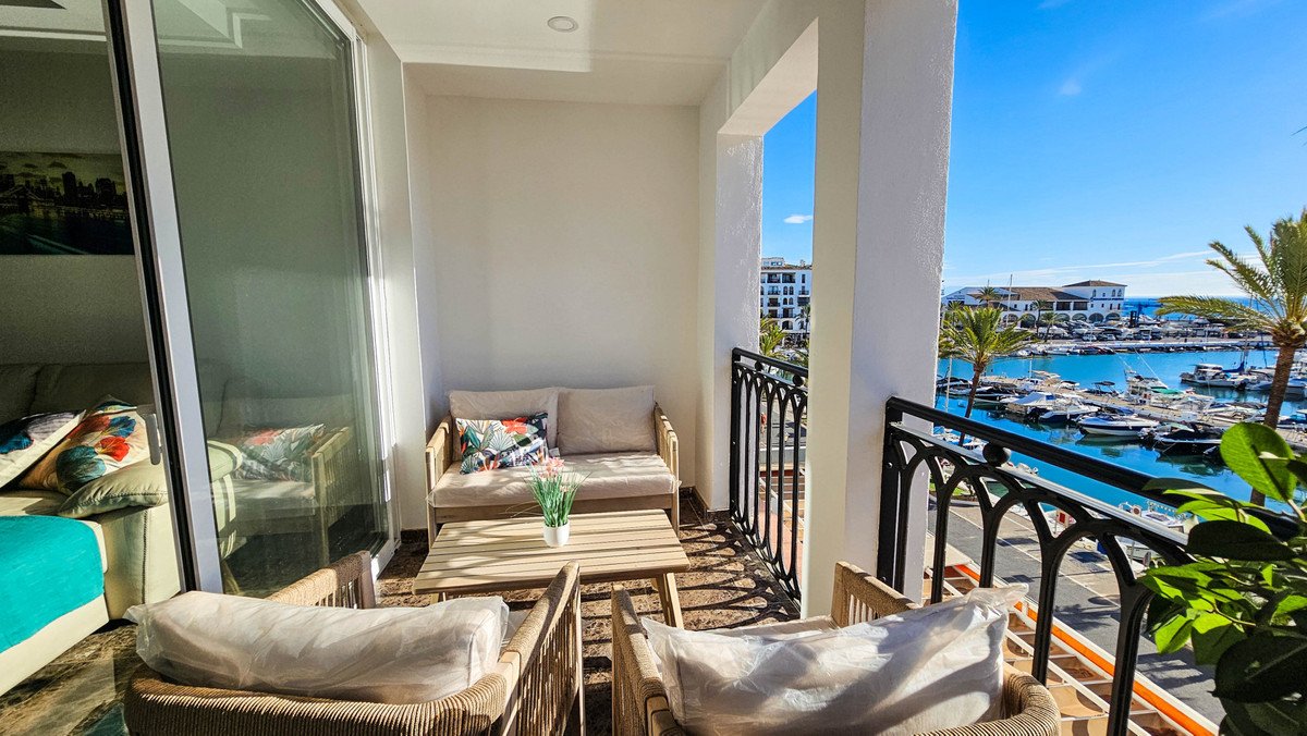 Renovierte Wohnung mit Hafen- und Meerblick sowie Garage, Manilva, Spanien
