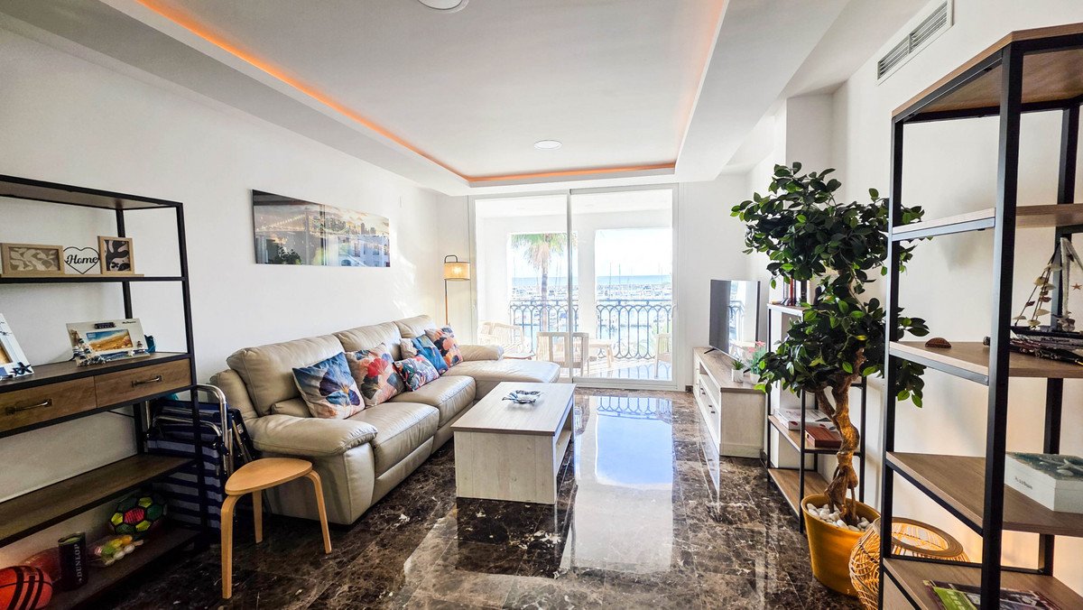Renovierte Wohnung mit Hafen- und Meerblick sowie Garage, Manilva, Spanien