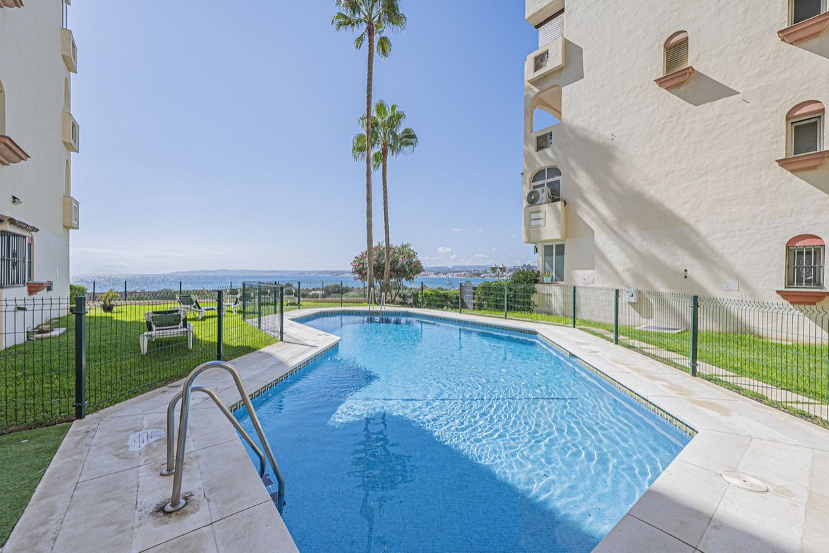 Strandapartment in erster Reihe mit zwei Badezimmern und Garage, Estepona, Spanien