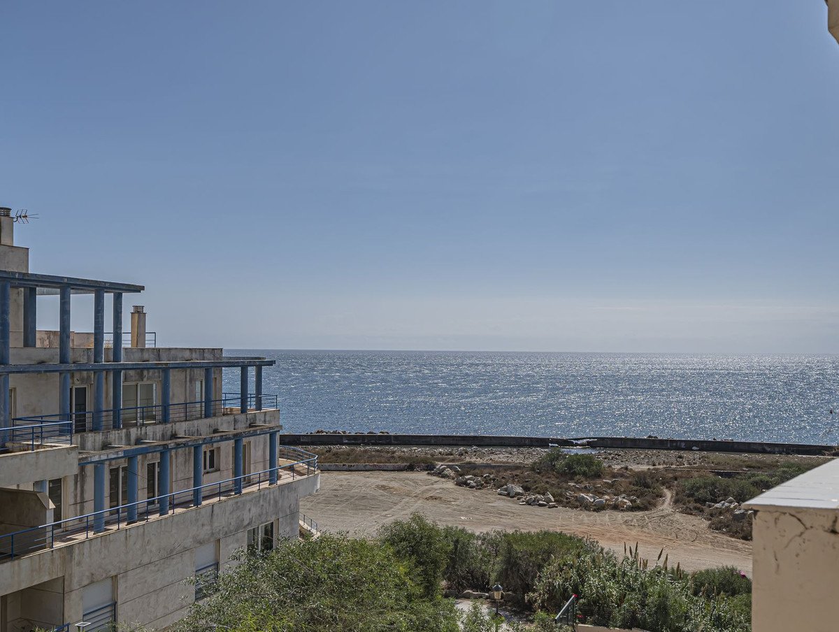 Strandapartment in erster Reihe mit zwei Badezimmern und Garage, Estepona, Spanien