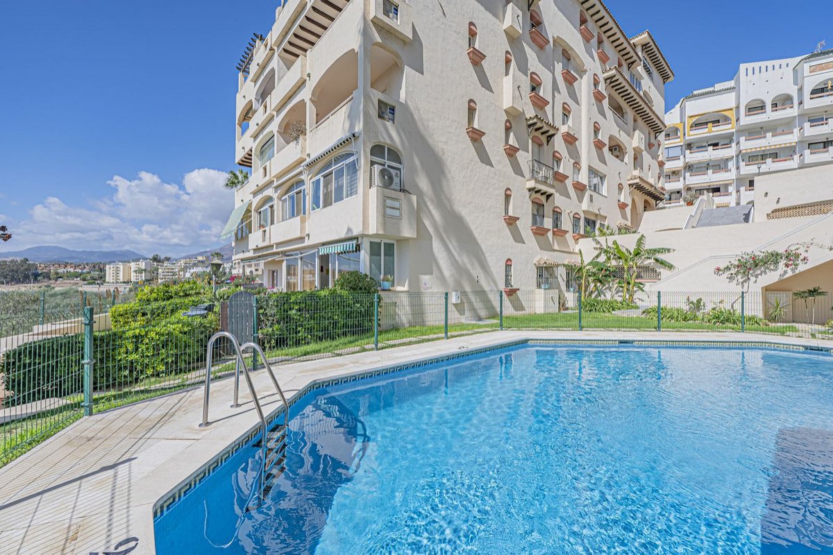 Strandapartment in erster Reihe mit zwei Badezimmern und Garage, Estepona, Spanien