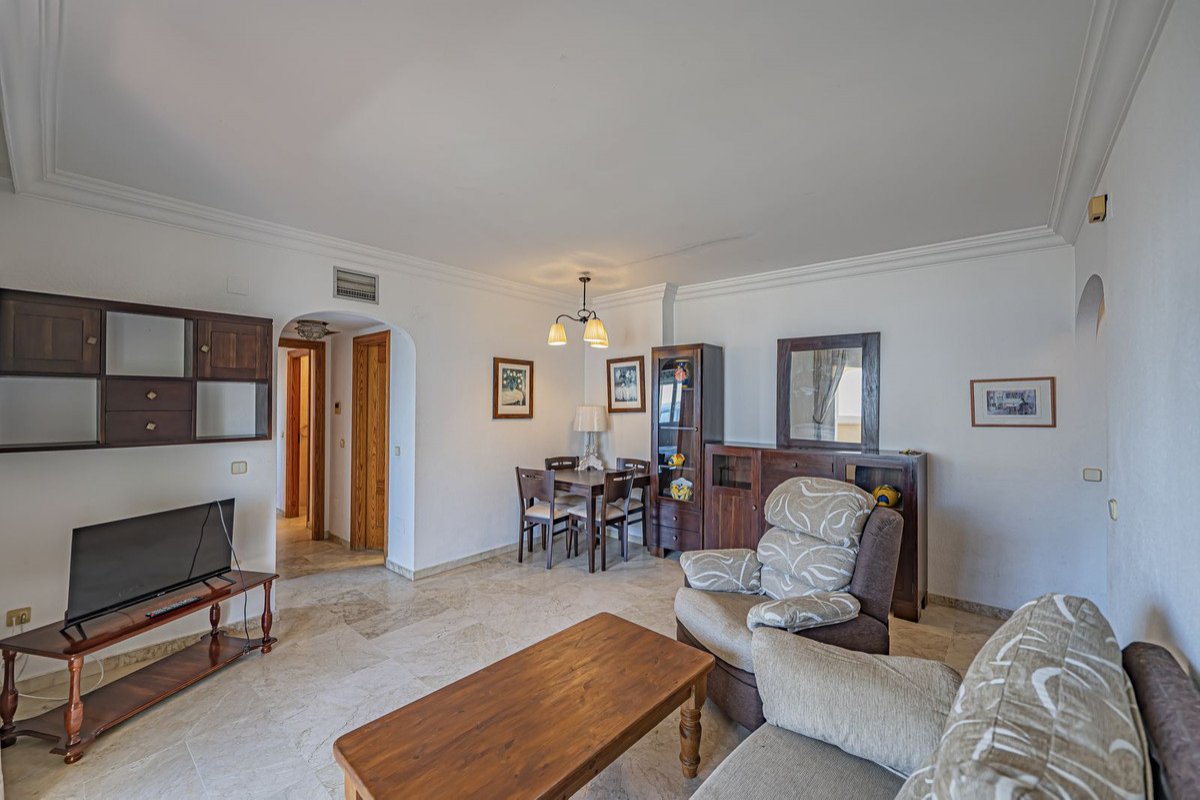Strandapartment in erster Reihe mit zwei Badezimmern und Garage, Estepona, Spanien