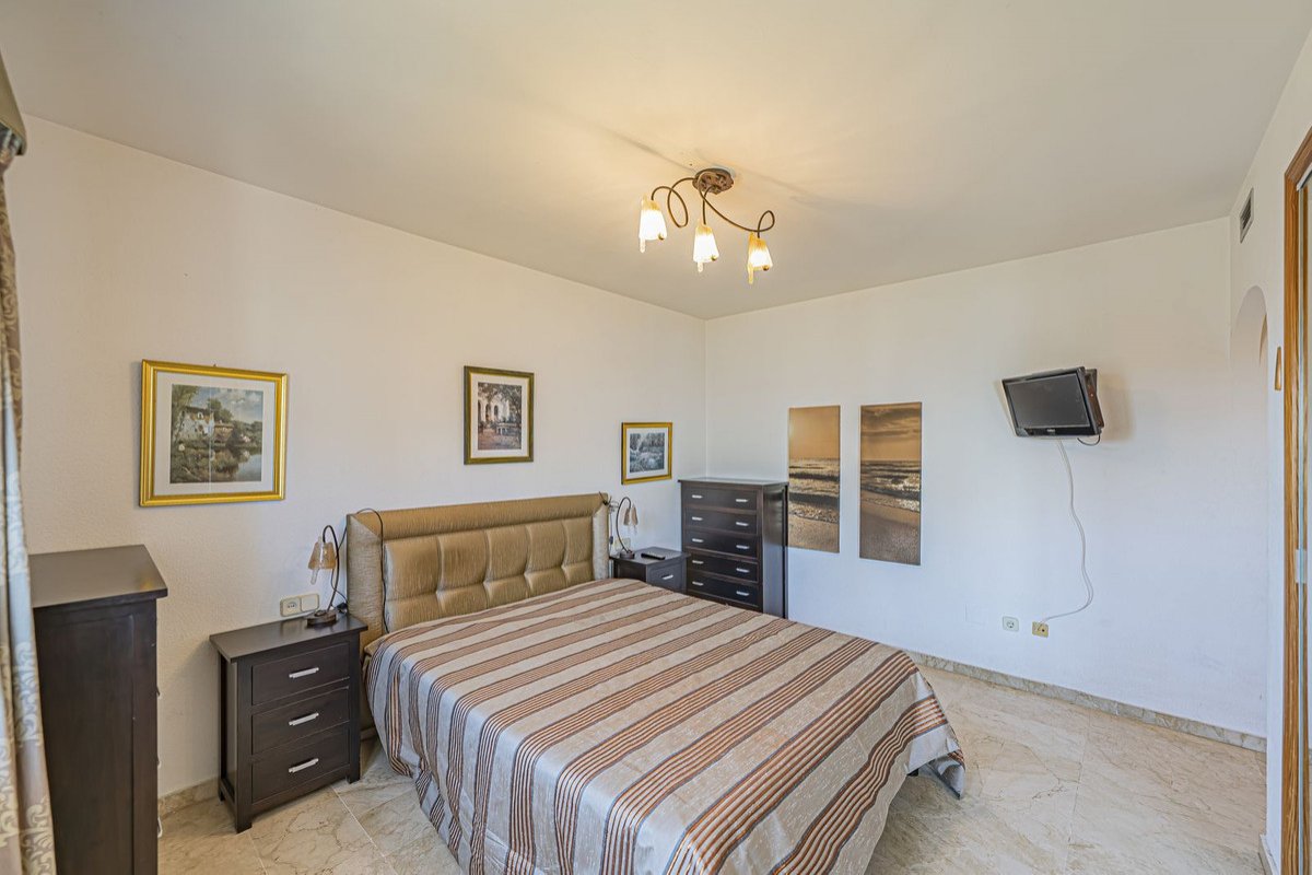 Strandapartment in erster Reihe mit zwei Badezimmern und Garage, Estepona, Spanien