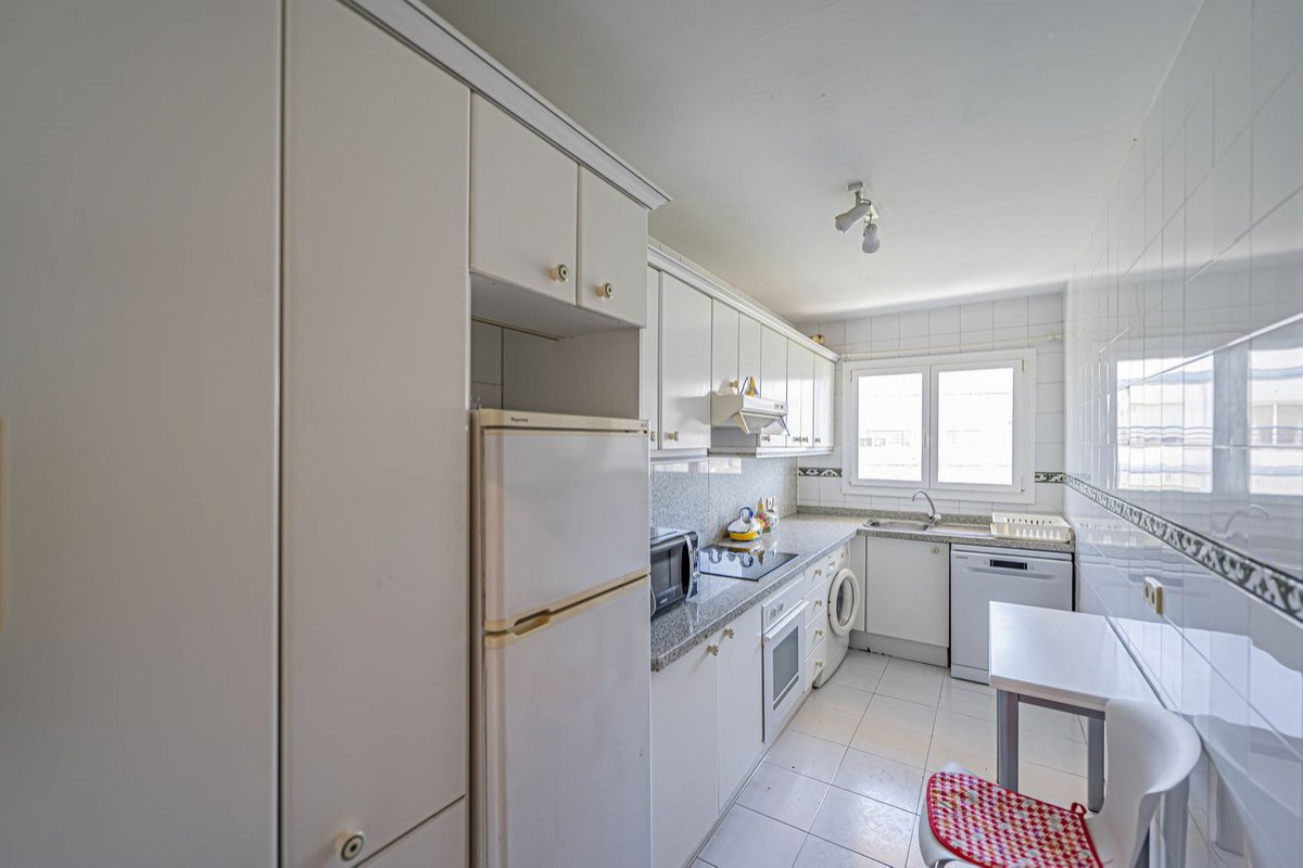 Strandapartment in erster Reihe mit zwei Badezimmern und Garage, Estepona, Spanien