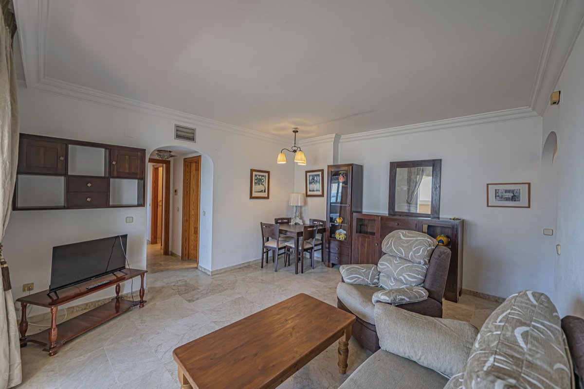 Strandapartment in erster Reihe mit zwei Badezimmern und Garage, Estepona, Spanien