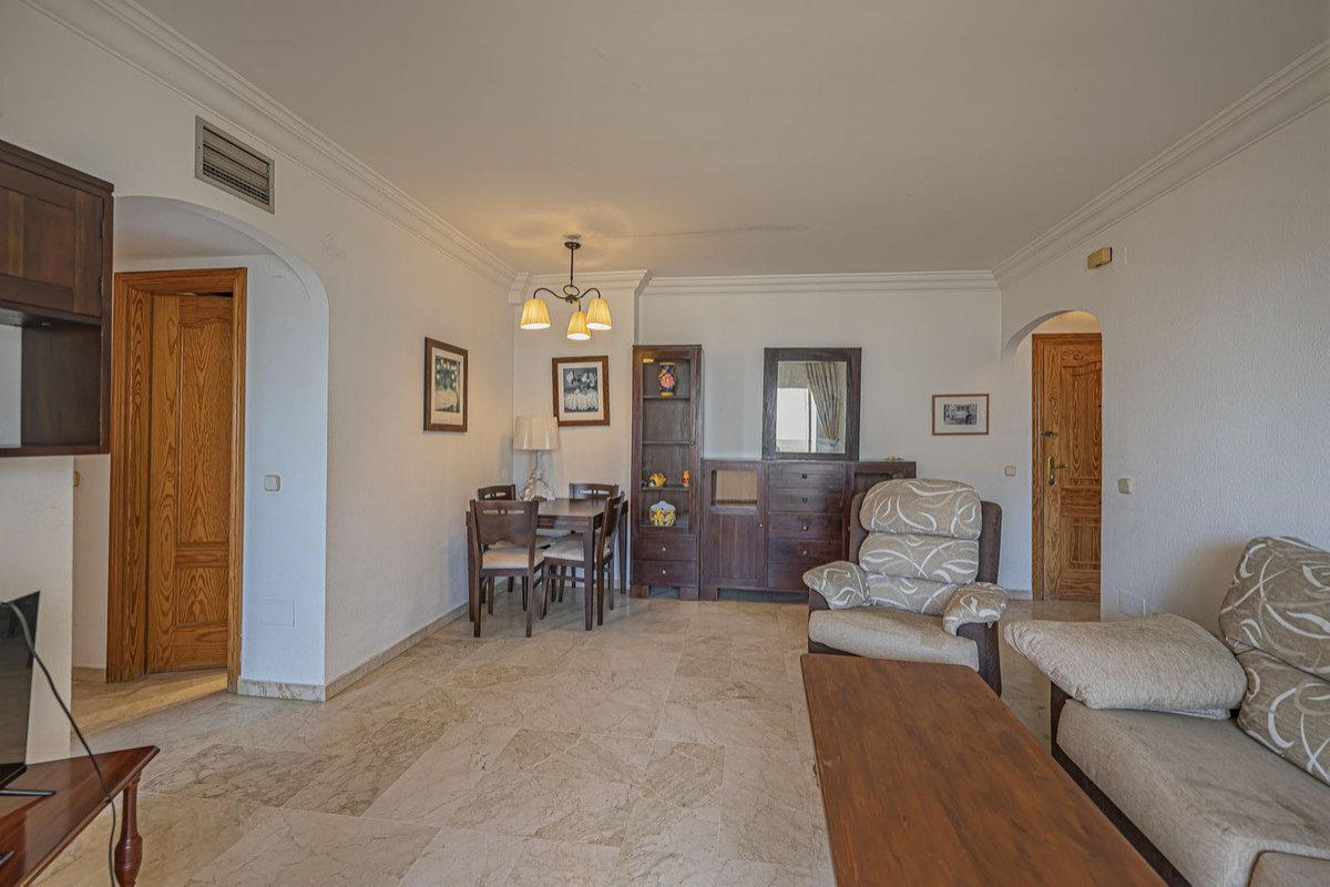 Strandapartment in erster Reihe mit zwei Badezimmern und Garage, Estepona, Spanien