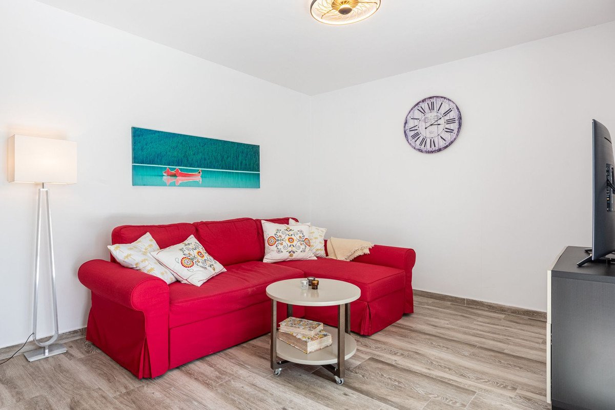 Helle Wohnung an der Strandpromenade mit Glasterrasse und Meerblick, Fuengirola, Spanien