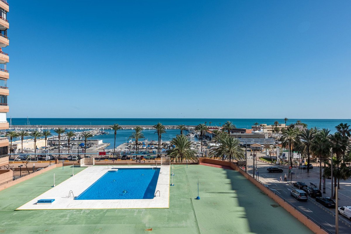 Helle Wohnung an der Strandpromenade mit Glasterrasse und Meerblick, Fuengirola, Spanien