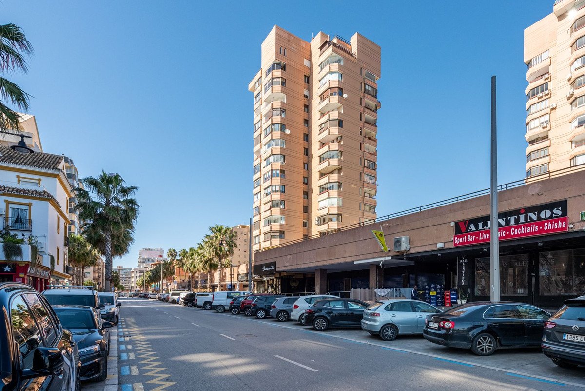 Helle Wohnung an der Strandpromenade mit Glasterrasse und Meerblick, Fuengirola, Spanien