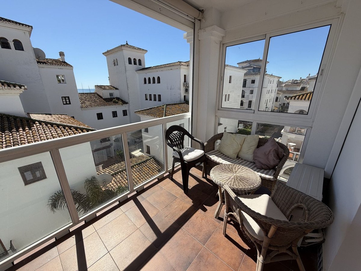 Gemütliche, renovierte Dachgeschosswohnung am Yachthafen mit Meerblick, Manilva, Spanien