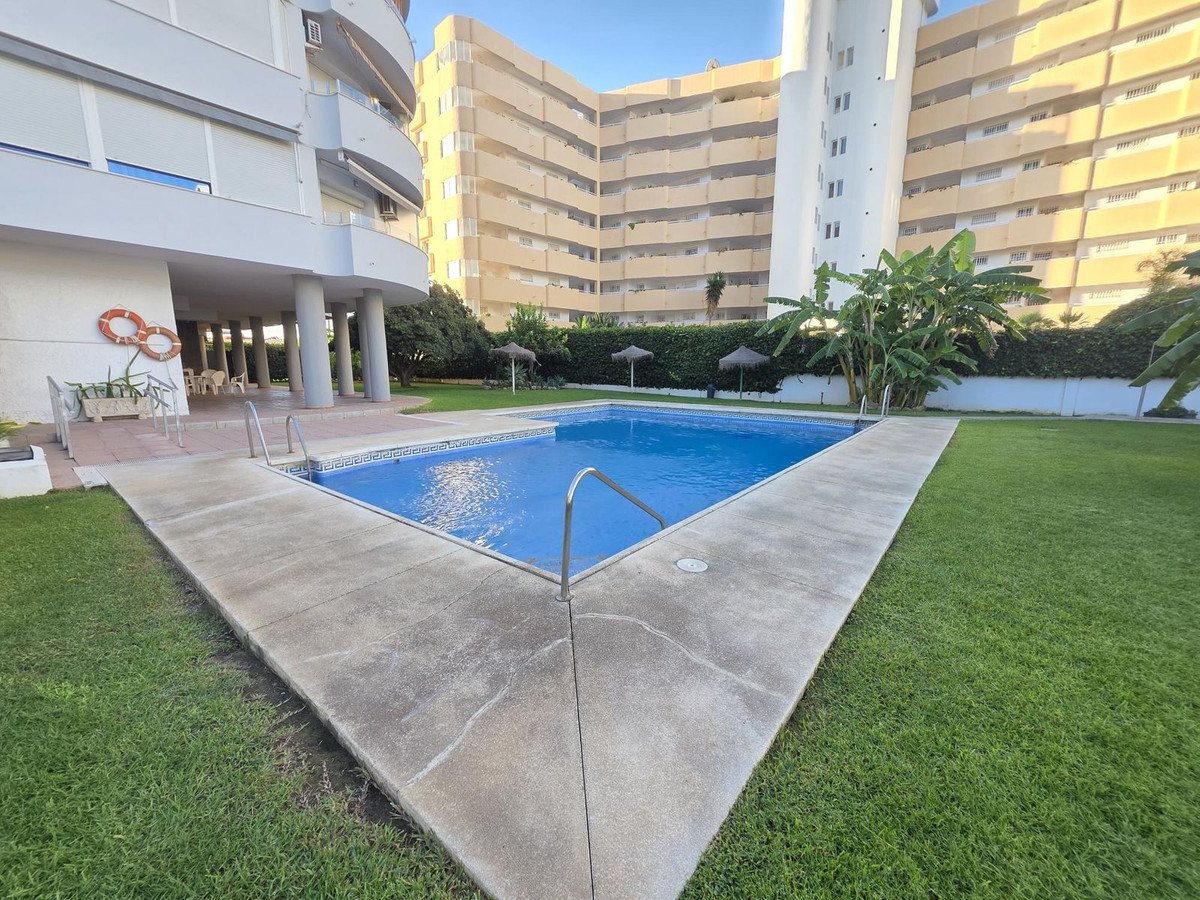 Ferienwohnung in erster Strandreihe am Strand von Santa Amalia mit Pool und Meerblick, Fuengirola, Spanien