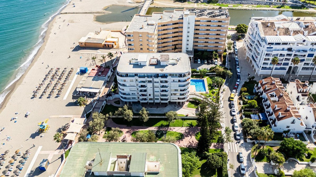 Ferienwohnung in erster Strandreihe am Strand von Santa Amalia mit Pool und Meerblick, Fuengirola, Spanien