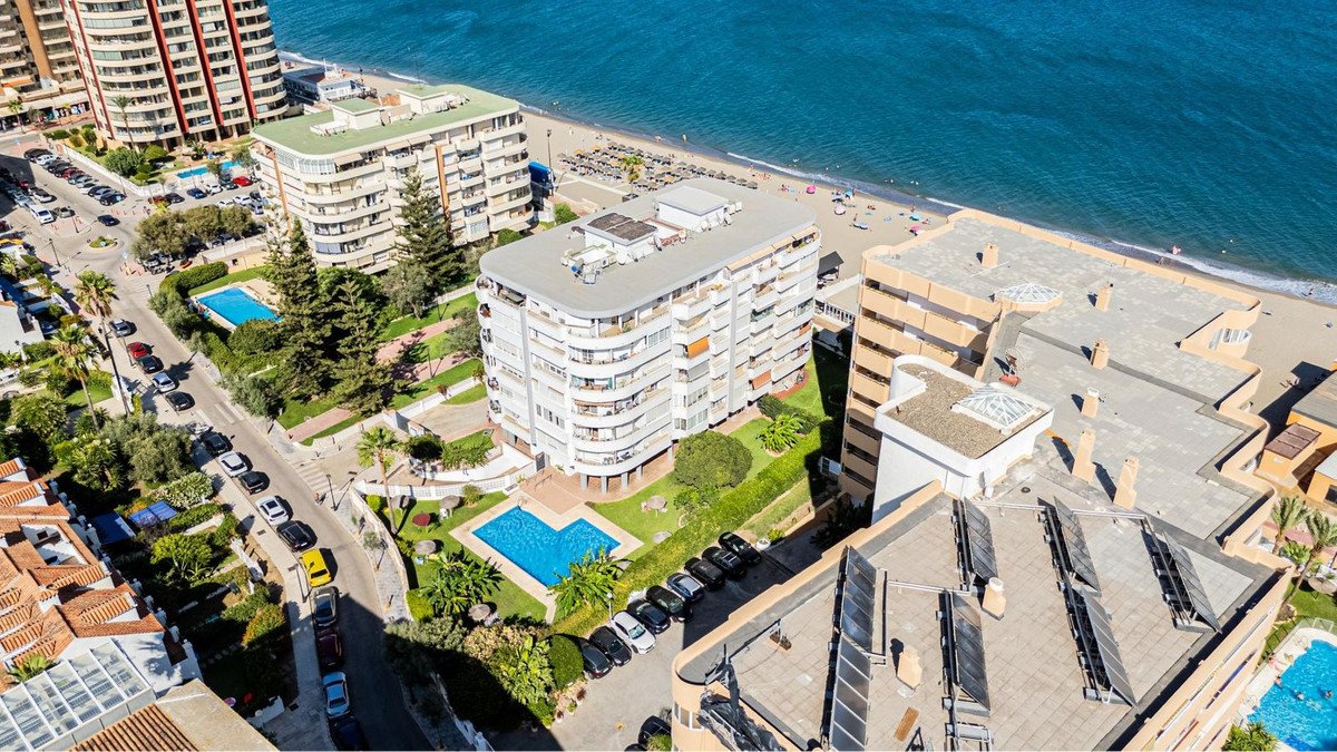 Ferienwohnung in erster Strandreihe am Strand von Santa Amalia mit Pool und Meerblick, Fuengirola, Spanien