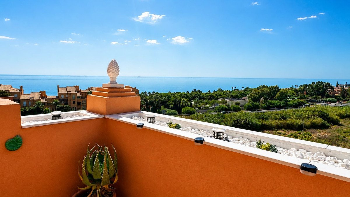 Penthouse mit 46 m² großer Terrasse und Panoramablick auf das Meer in der Nähe des Golfplatzes, Manilva, Spanien