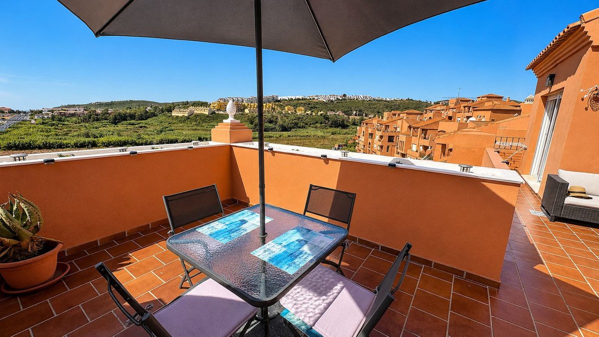 Penthouse mit 46 m² großer Terrasse und Panoramablick auf das Meer in der Nähe des Golfplatzes, Manilva, Spanien