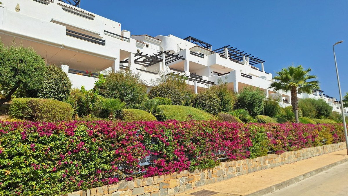 Modernes Apartment (107 m²) zwischen Golfplatz und Strand mit Terrasse und Meerblick, Casares, Spanien