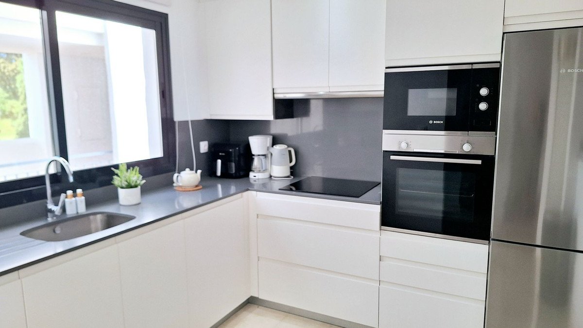 Modernes Apartment (107 m²) zwischen Golfplatz und Strand mit Terrasse und Meerblick, Casares, Spanien