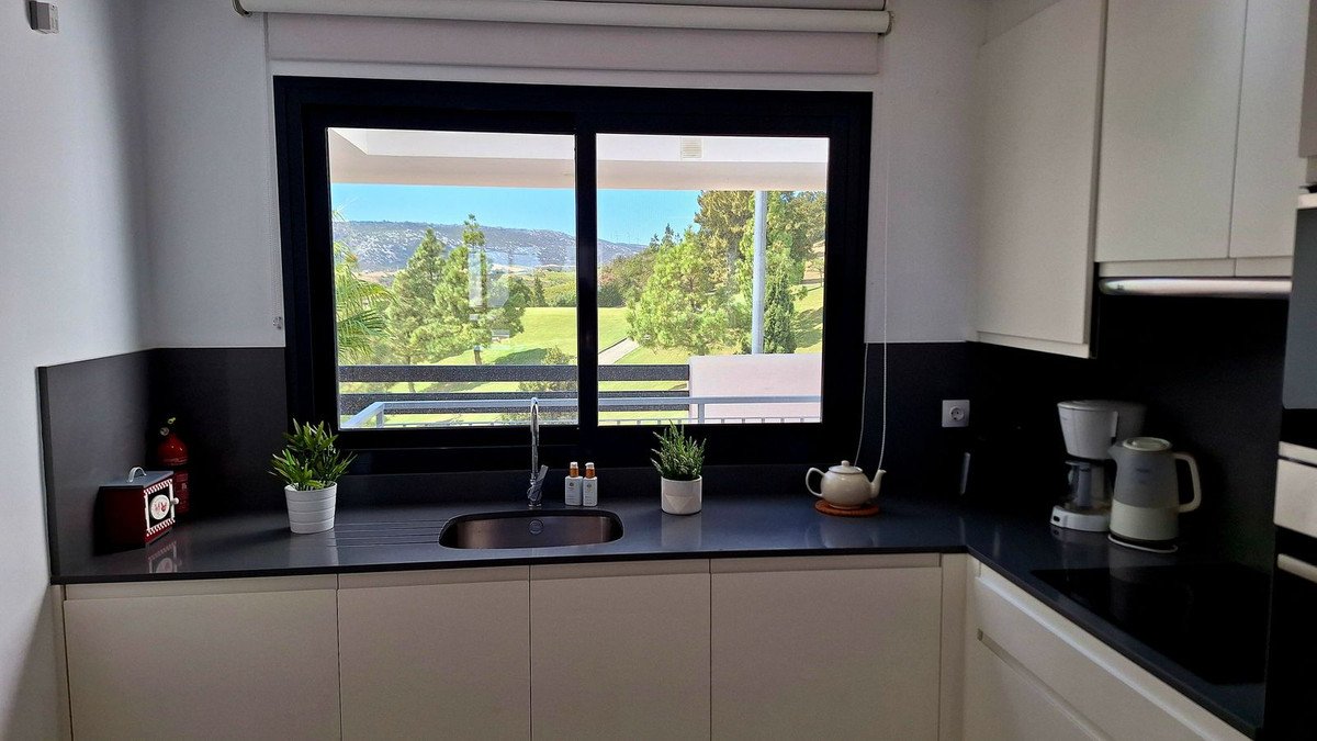 Modernes Apartment (107 m²) zwischen Golfplatz und Strand mit Terrasse und Meerblick, Casares, Spanien