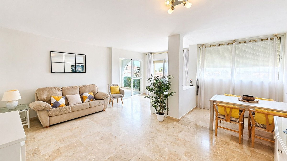 Ferienwohnung mit der Möglichkeit eines dritten Schlafzimmers, Meerblick und Garage, Estepona, Spanien