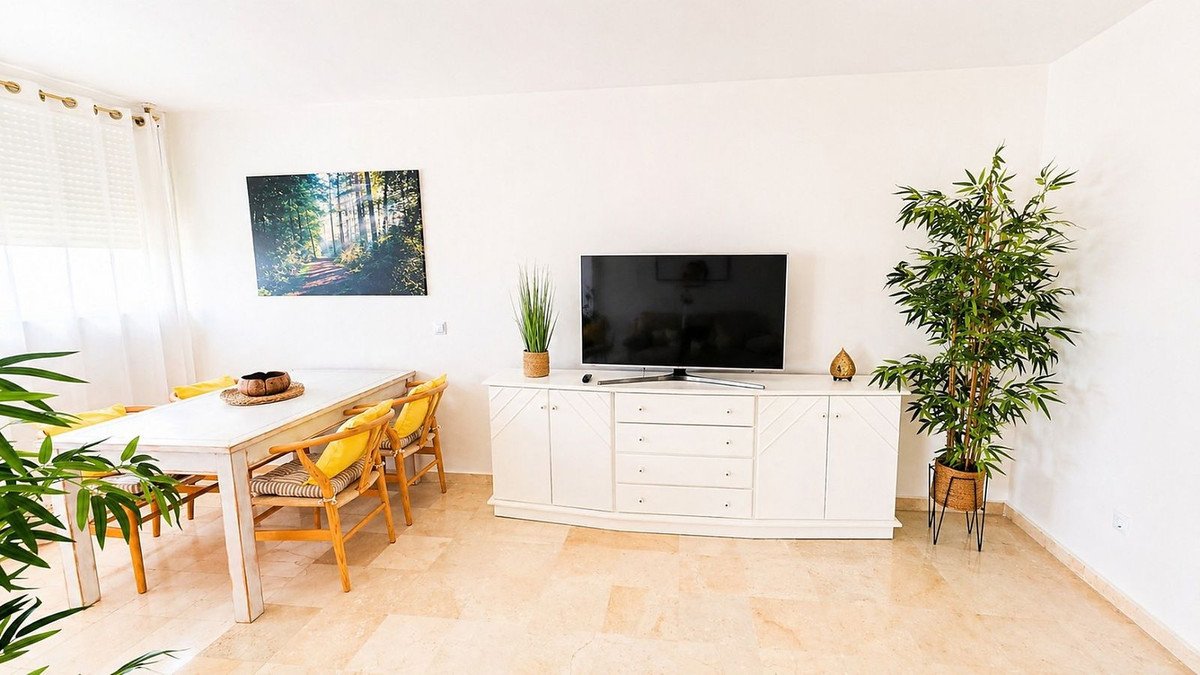 Ferienwohnung mit der Möglichkeit eines dritten Schlafzimmers, Meerblick und Garage, Estepona, Spanien