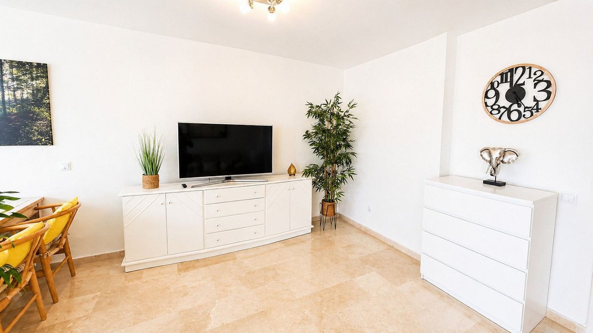 Ferienwohnung mit der Möglichkeit eines dritten Schlafzimmers, Meerblick und Garage, Estepona, Spanien