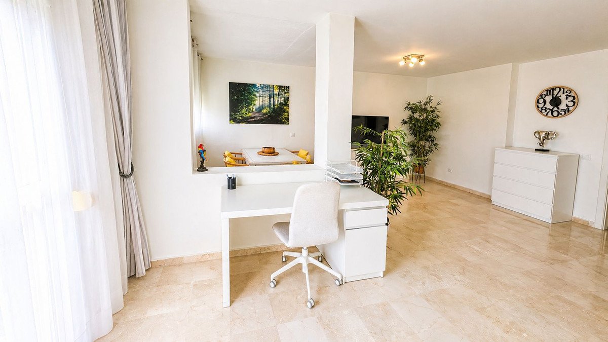 Ferienwohnung mit der Möglichkeit eines dritten Schlafzimmers, Meerblick und Garage, Estepona, Spanien