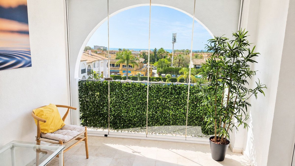 Ferienwohnung mit der Möglichkeit eines dritten Schlafzimmers, Meerblick und Garage, Estepona, Spanien