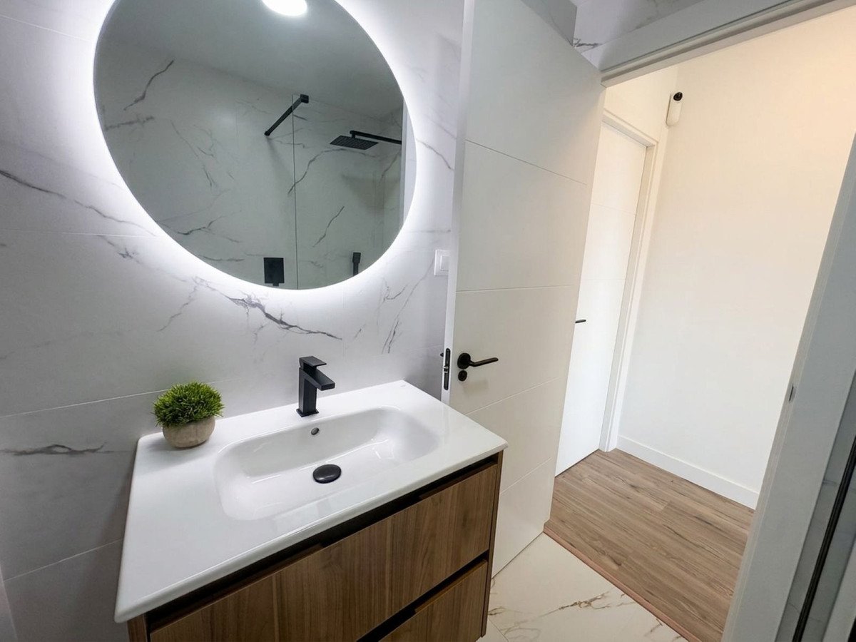 Renoviertes Penthouse mit freiem Meerblick, Mijas, Spanien