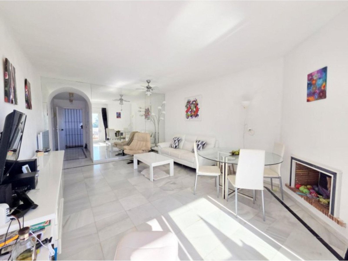 Drei-Zimmer-Wohnung mit 20 m² Terrasse in der Nähe von Duquesa Marina, Manilva, Spanien